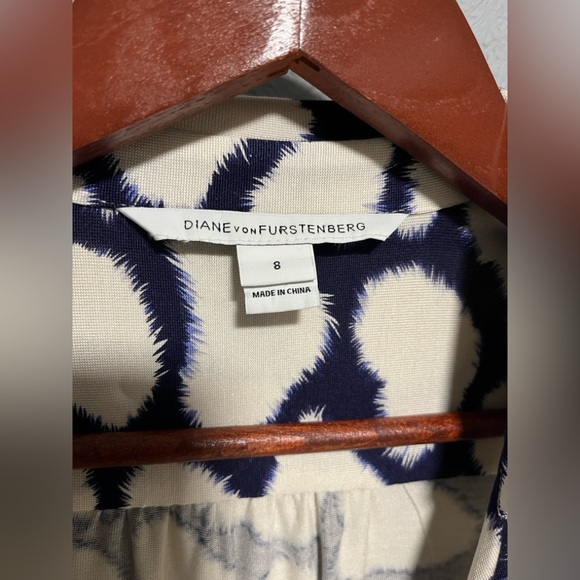 Diane Von Furstenberg 100% Silk Wrap Dress Size 8 - Picture 4 of 9